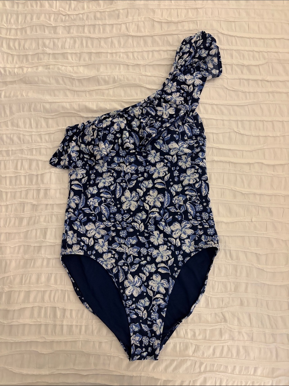 Vineyard Vines Navy and White Floral One-Shoulder Ruffle Swimsuit | size: XS